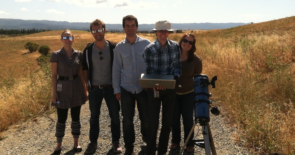 [Group of Googlers with a telescope.]